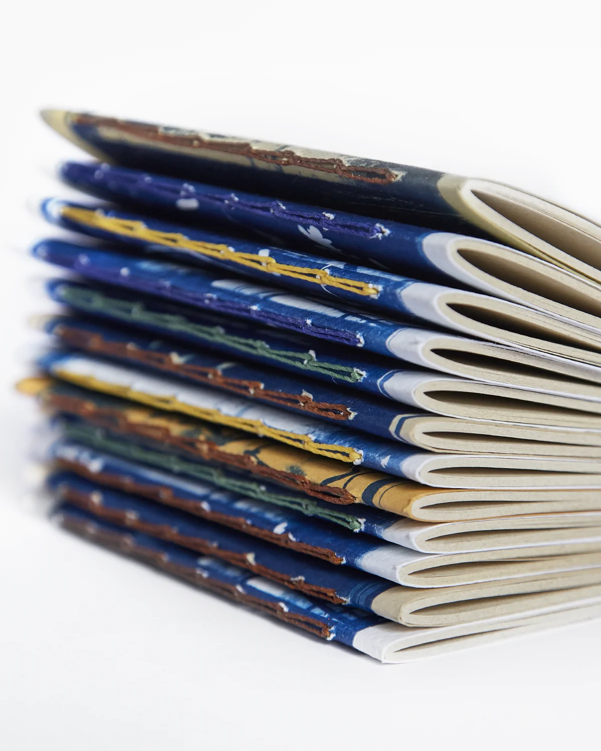 Stack de libretas artesanales con portadas de cianotipia, encuadernación a mano Chonta
